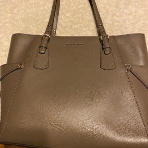 Michael Kors Voyager Purse